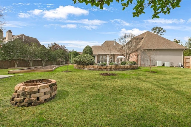 view of yard featuring an outdoor fire pit