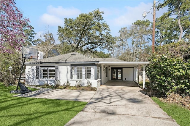 view of front of home featuring a front lawn and a carport