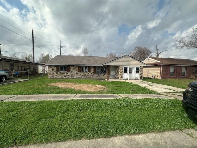 ranch-style house featuring a front yard