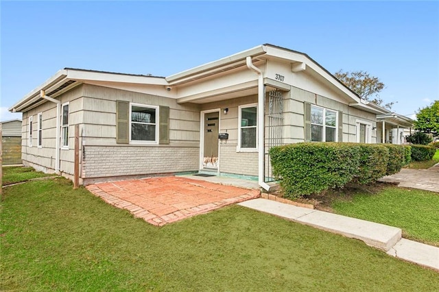 view of front of home featuring a front yard