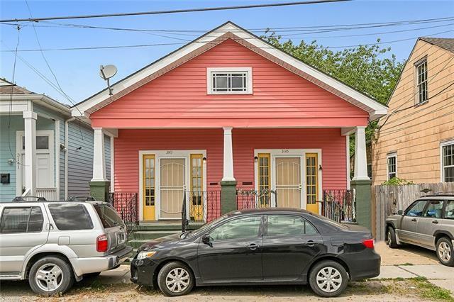 view of front of home featuring covered porch and fence