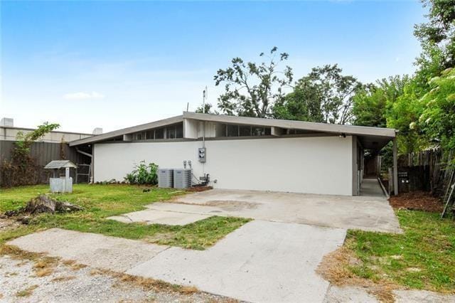 14749 Bonner St, Kenner, LA 70062 - mid-century modern home with cooling unit and stucco siding