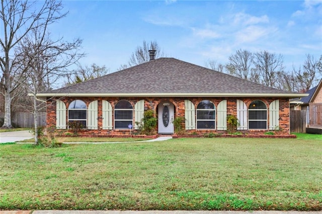 ranch-style home featuring a front lawn and brick siding