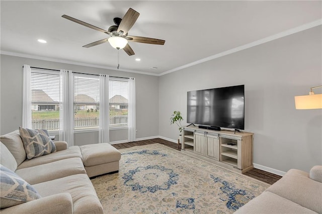 living area with baseboards, ceiling fan, wood finished floors, crown molding, and recessed lighting