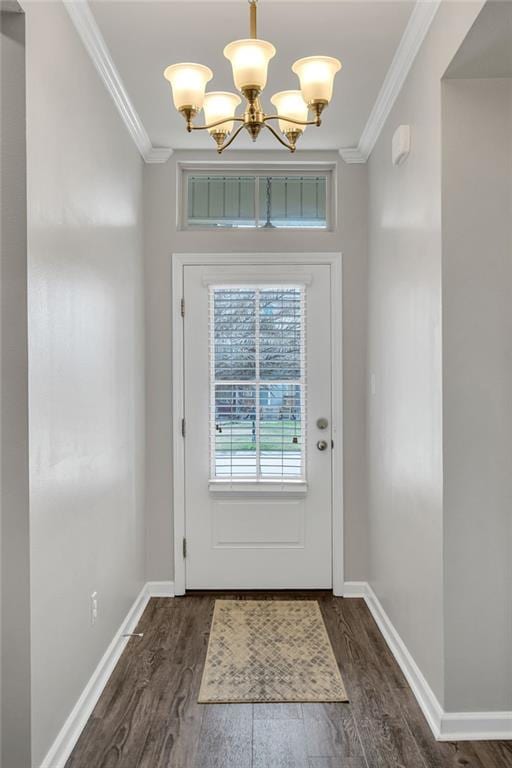 entryway featuring a chandelier, dark wood finished floors, and crown molding