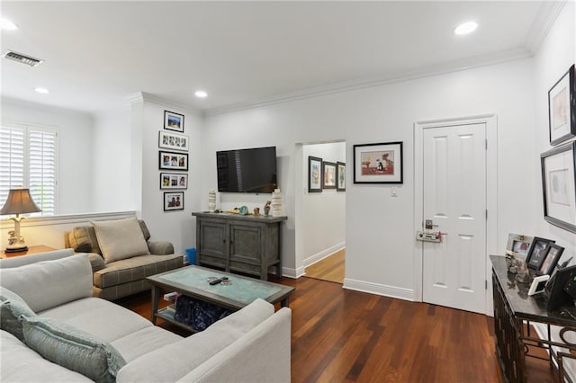 living room featuring dark wood-style floors, recessed lighting, visible vents, ornamental molding, and baseboards