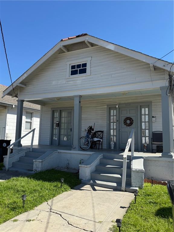 view of front facade with covered porch