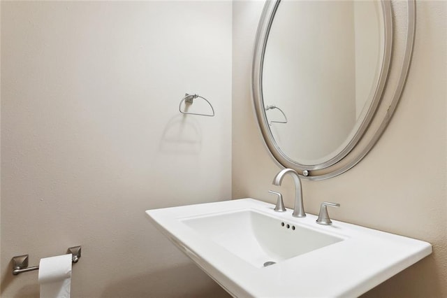 bathroom featuring a sink