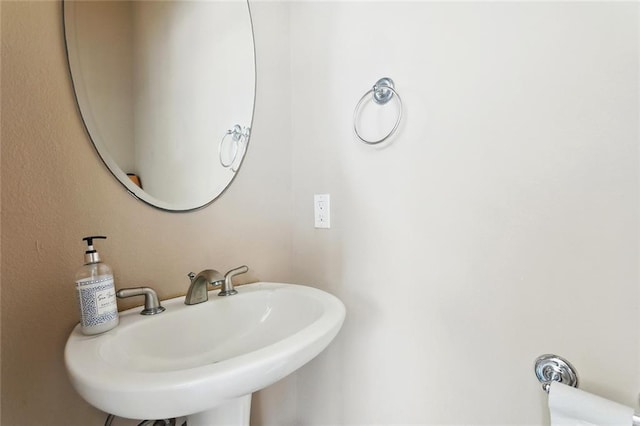 bathroom featuring a sink