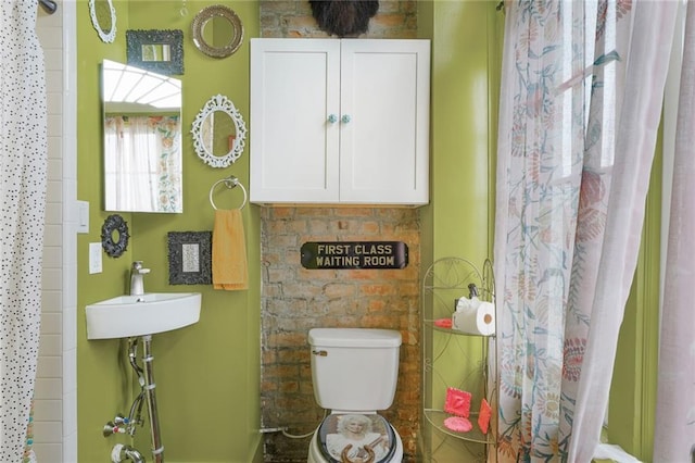 full bathroom featuring a sink, toilet, and a shower with curtain