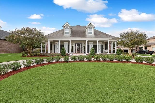 view of front of home featuring covered porch and a front lawn