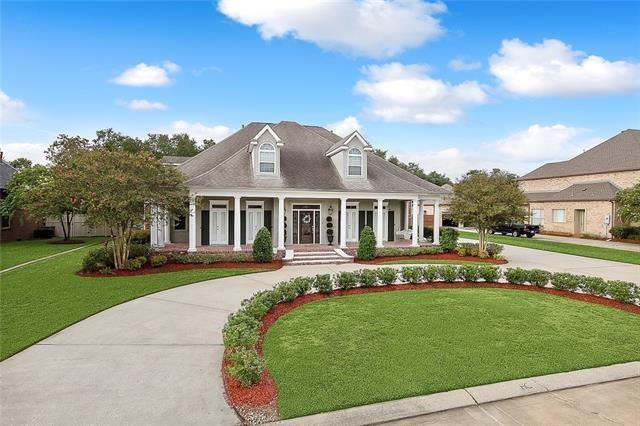 view of front of house with a front lawn