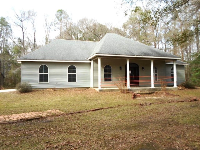 view of front of home featuring a shingled roof, a front lawn, and a porch