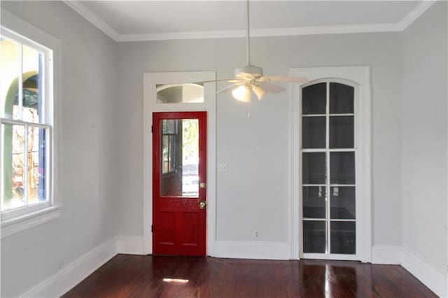 foyer entrance featuring dark wood-style floors, ceiling fan, ornamental molding, and baseboards