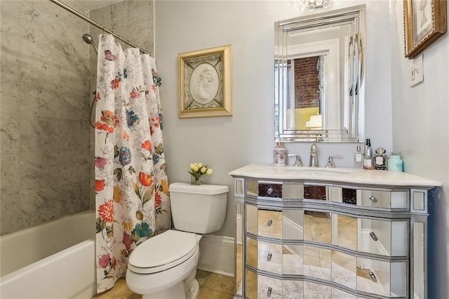 full bath featuring baseboards, toilet, tile patterned flooring, shower / bath combo with shower curtain, and vanity