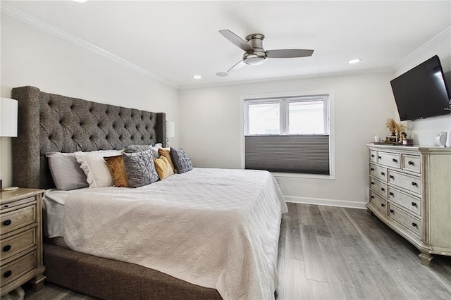 bedroom featuring ceiling fan, recessed lighting, baseboards, dark wood-style floors, and crown molding