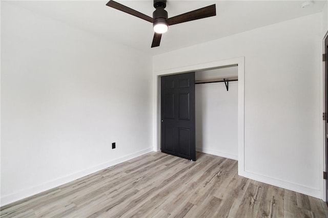 unfurnished bedroom featuring light wood finished floors, ceiling fan, baseboards, and a closet