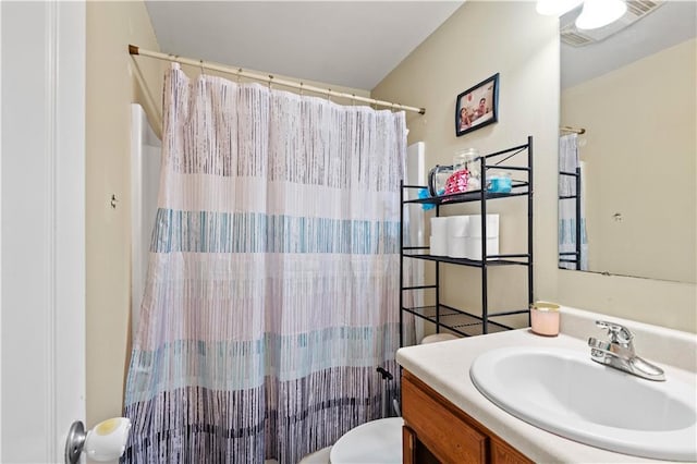 full bath featuring toilet, curtained shower, vanity, and visible vents