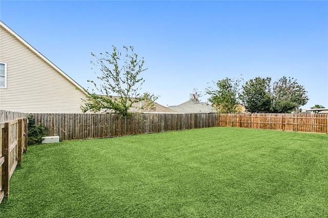 view of yard featuring a fenced backyard