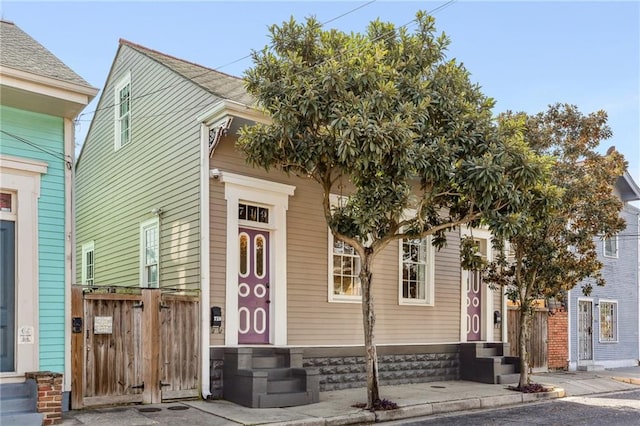 717 Port St, New Orleans, LA 70117 - view of front facade featuring fence and entry steps