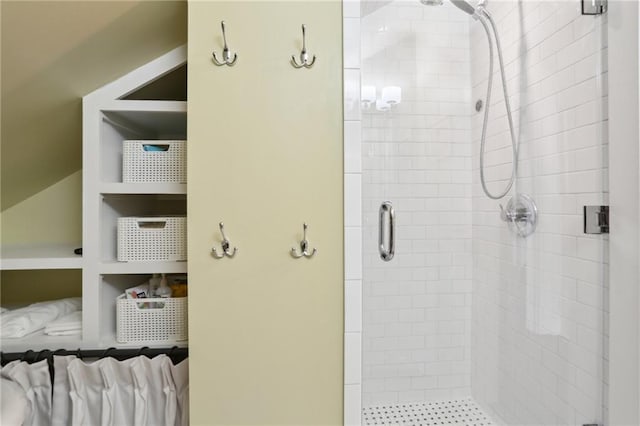 717 Port St, New Orleans, LA 70117 - details featuring built in features and a shower stall