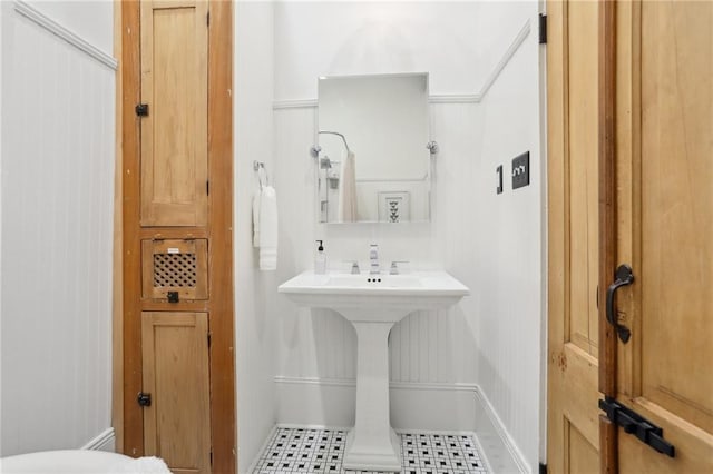 717 Port St, New Orleans, LA 70117 - bathroom featuring baseboards
