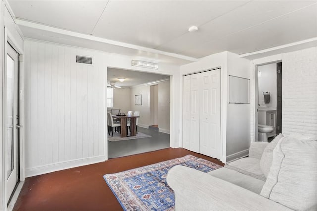 living room featuring visible vents and baseboards