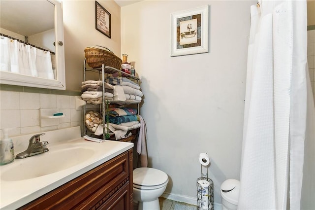 full bath with toilet, vanity, and decorative backsplash