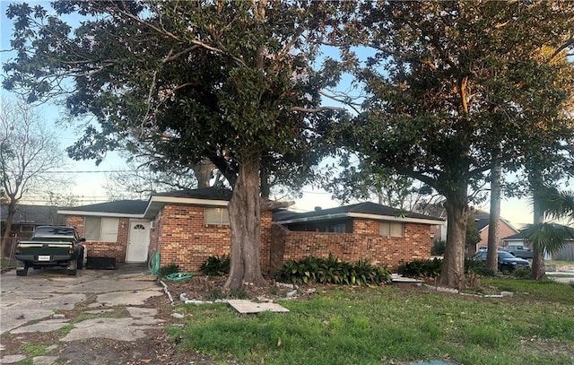 view of front of house with a front lawn and brick siding