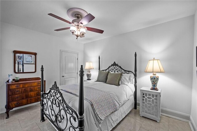 bedroom with ceiling fan and baseboards