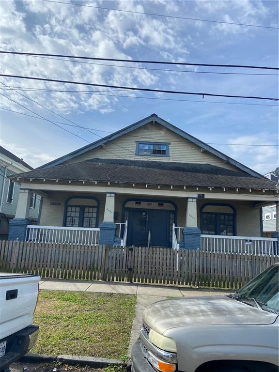 view of front of house featuring a porch and a fenced front yard