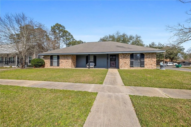 view of front of house featuring brick siding and a front yard