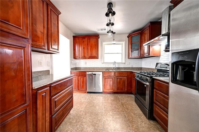 kitchen with a sink, visible vents, appliances with stainless steel finishes, backsplash, and decorative light fixtures