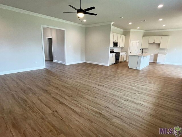 133 Olivia Dr, Luling, LA 70070 - unfurnished living room featuring recessed lighting, a sink, wood finished floors, ornamental molding, and baseboards