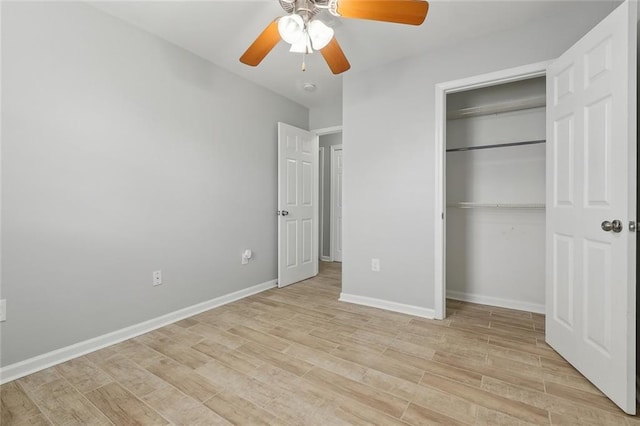 unfurnished bedroom with light wood-style floors, ceiling fan, baseboards, and a closet