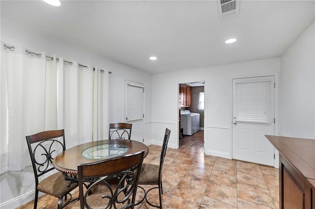 dining area with washing machine and dryer, visible vents, baseboards, and recessed lighting