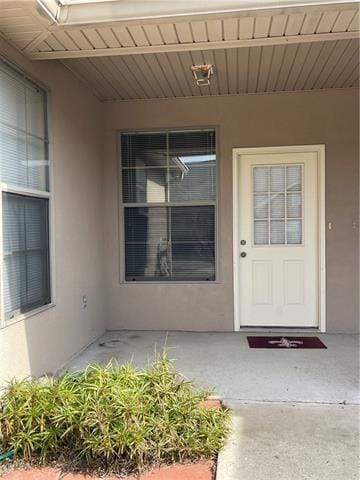 view of exterior entry featuring stucco siding