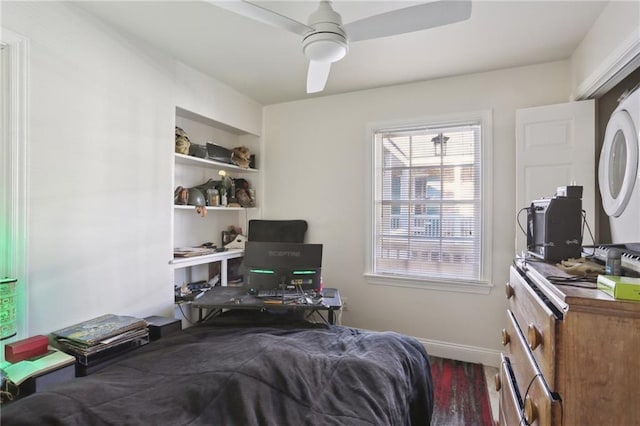 bedroom with baseboards and a ceiling fan