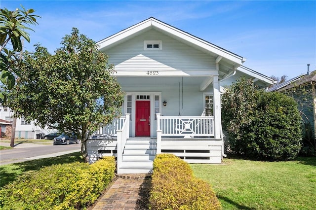 view of front facade featuring a porch and a front lawn