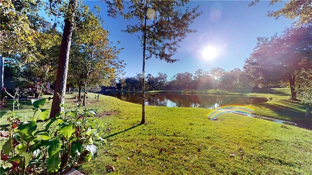 view of yard featuring a water view