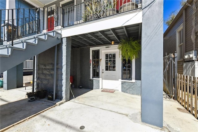 view of exterior entry featuring stucco siding