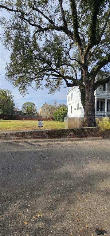 Listing photo 2 for 2215 Carondelet St, New Orleans LA 70130