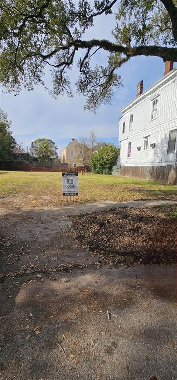 Listing photo 3 for 2215 Carondelet St, New Orleans LA 70130