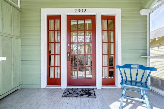 doorway to property with covered porch