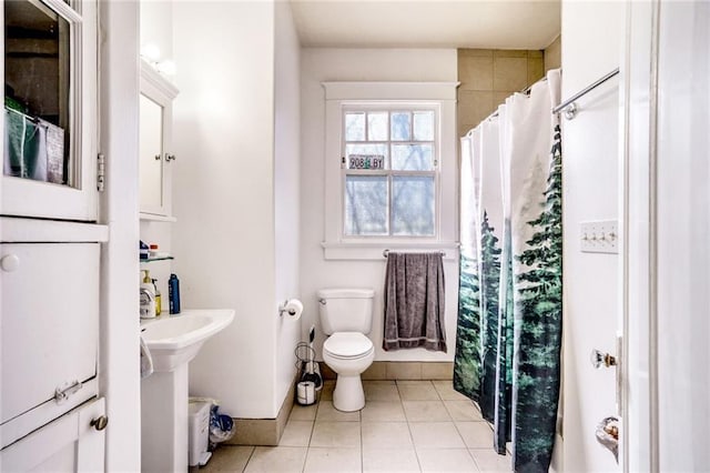 full bath with baseboards, curtained shower, toilet, and tile patterned floors