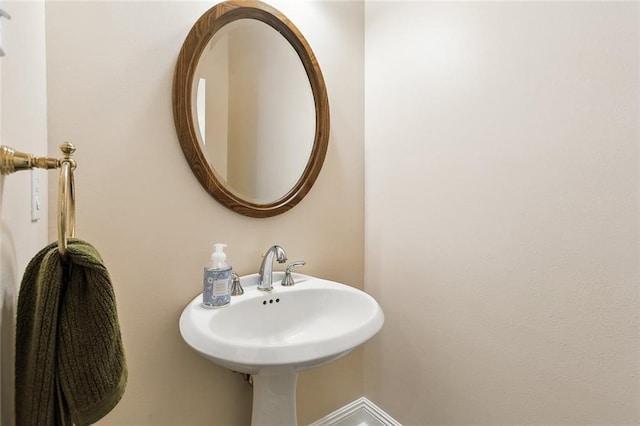 bathroom featuring a sink