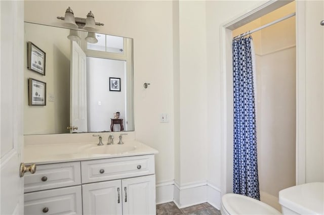 full bath with toilet, curtained shower, baseboards, and vanity