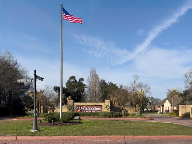 community sign with a lawn