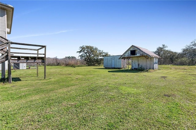 view of yard featuring a storage unit and an outdoor structure