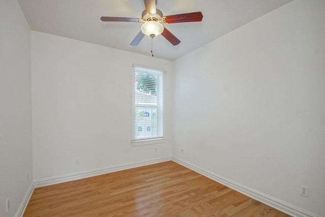 unfurnished room with light wood-type flooring, baseboards, and a ceiling fan